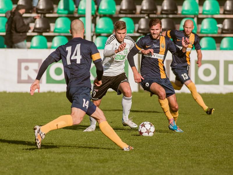 Karvinští fotbalisté (v bílém) porazili doma Opavu 1:0.