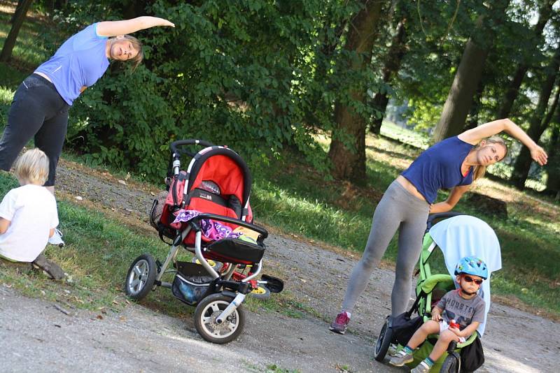 Každá maminka, která si vyzkouší strollering, si toto cvičení nemůže vynachválit. 