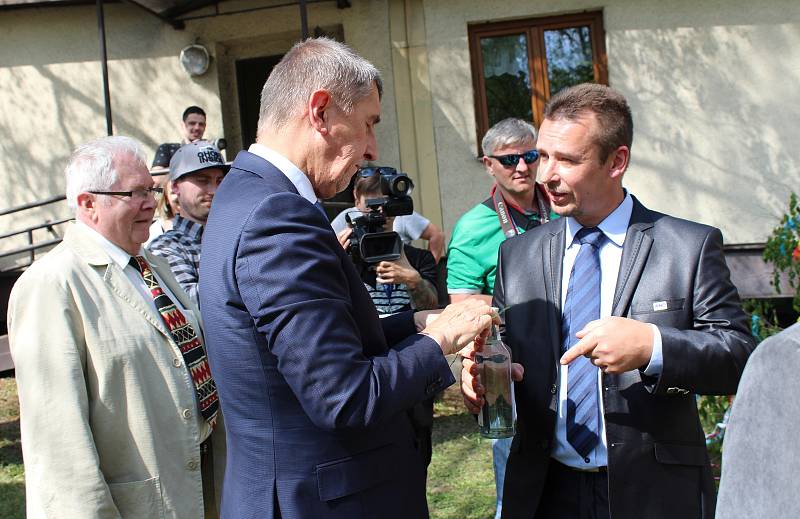 Vládní návštěva v Moravskoslezském kraji, 25. dubna 2018, Domov Březiny v Petřvaldu. Premiér Andrej Babiš s hejtmanem Ivo Vondrákem pomohli také se stavěním májky.