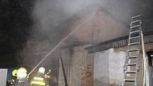 Zásah hasičů u požáru skladu a dílny v Orlové. 