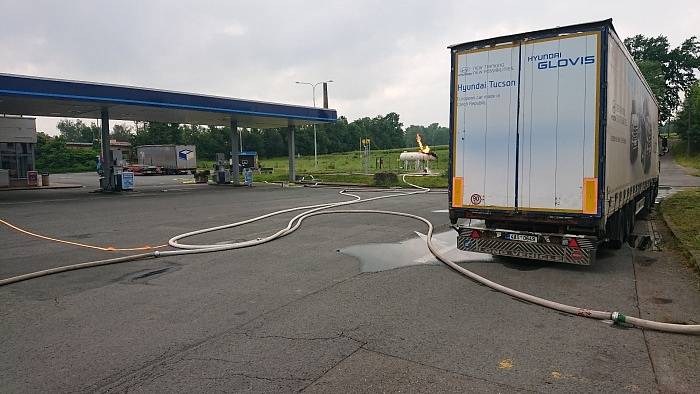 Požár nádrží LPG na benzince v Českém Těšíně.