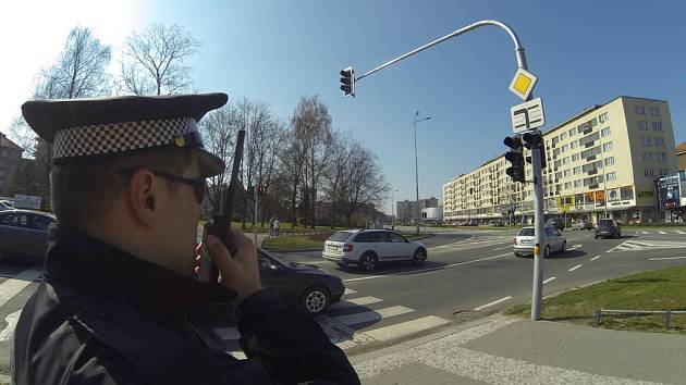 Strážník při kontrole světelné křižovatky Národní a Dlouhé třídy v centru Havířova. 