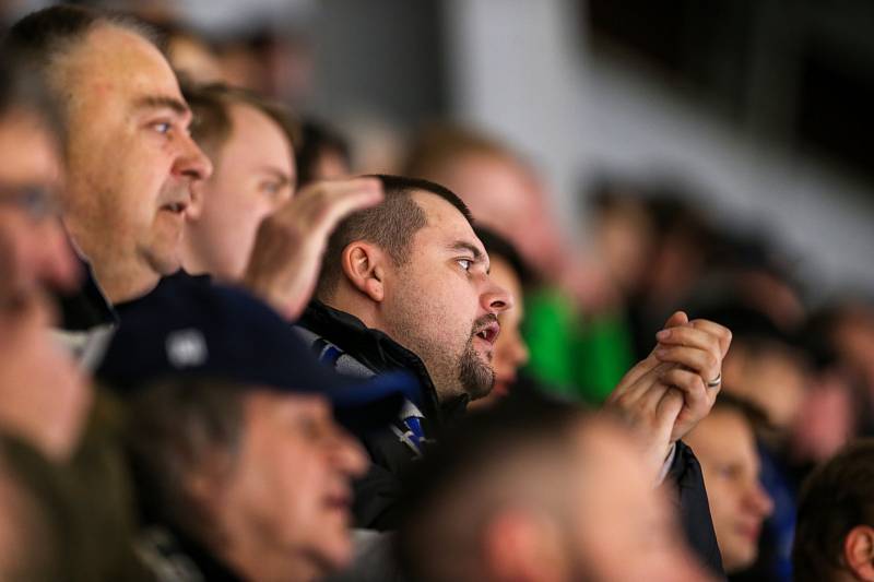 Havířovští hokejisté (v bílém) nestačili na Kladno a dál bojují o play-off.