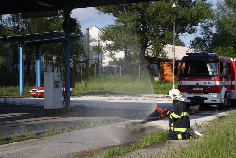 Společný výcvik dobrovolných hasičů při vytváření tzv. Vodní ulice. 