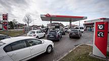 Fronta aut před benzínovou stanicí Orlen, 2. února 2022 v Chalupkách (PL). Motoristé využívají nízkých cen pohonných hmot.