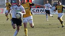 Fotbalisté Karviné (v bílém) remizovali doma s Bohemkou 0:0.