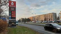 Rostoucí ceny benzinu nemusí trápit řidiče v příhraničí. Tankovat mohou v Polsku, kde je levnější. Na snímku ceny na Benzině v Karviné.