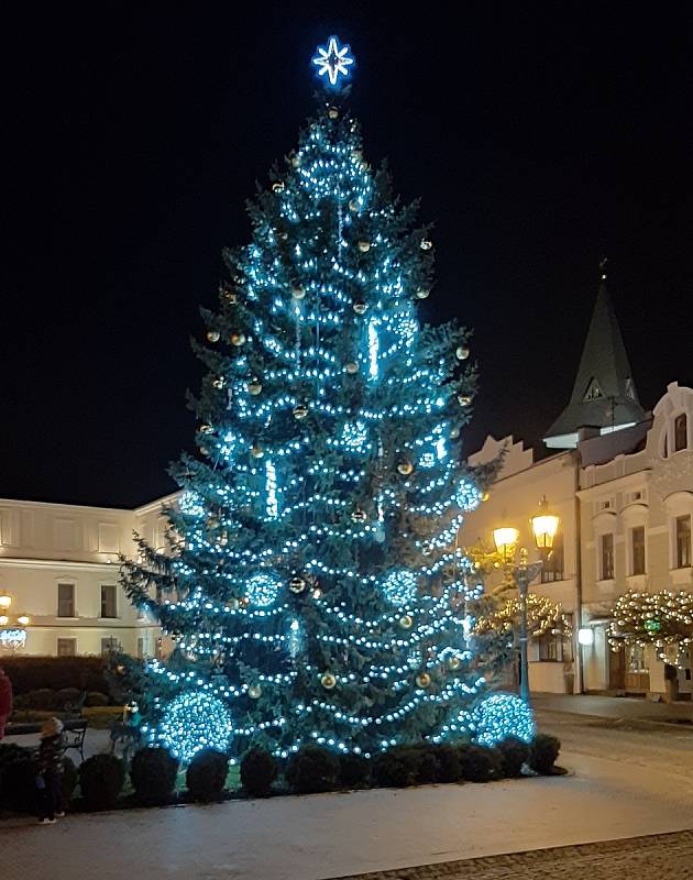 Vánoční výzdoba a vánoční strom na Masarykově náměstí v Karviné.