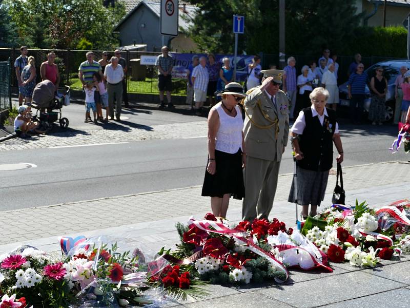 Pietní akt u Památníku životické tragédie v Havířově. 