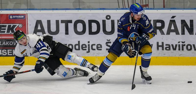 Havířovští hokejisté (v bílém) nestačili na Kladno a dál bojují o play-off.