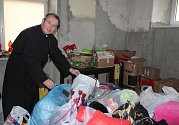 Dětmarovický farář Marcel Puvák u darovaných věcí pro bazar na místní varhany. Pořadatele sbírky nyní čeká jejich velké třídění.
