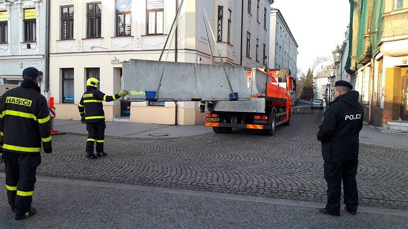 Hasiči instalovali ve středu odpoledne na Masarykově náměstí v Karviné betonové zátarasy jako preventivní opatření proti případnému teroristickému ú­toku.