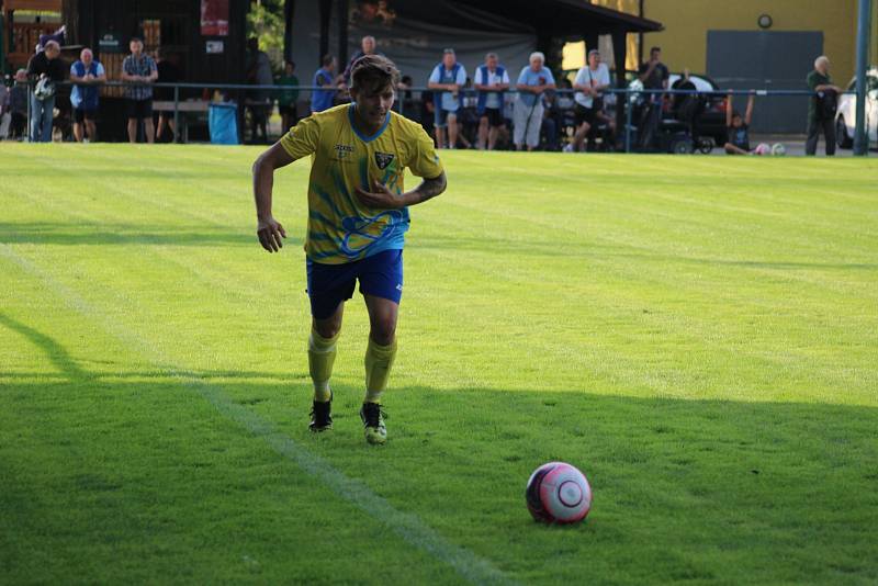 Fotbalisté Petrovic (v zeleném) na úvod krajského přeboru vyhráli nad Datyněmi 3:1.