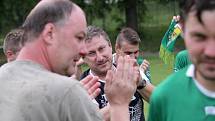 Fotbalisté Datyní (v zeleném) vyhrály nad Dobrou a mohli začít slavit postup do krajského přeboru.