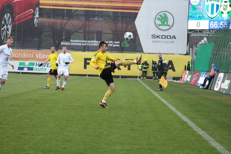 Fotbalisté Karviné (ve žlutém) šokovali Mladou Boleslav.