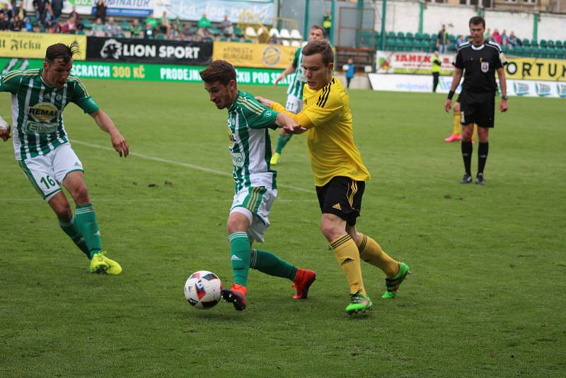 Karvinští (ve žlutém) gól v Ďolíčku nedali a Bohemians se tak mohli radovat ze záchrany v nejvyšší soutěži.