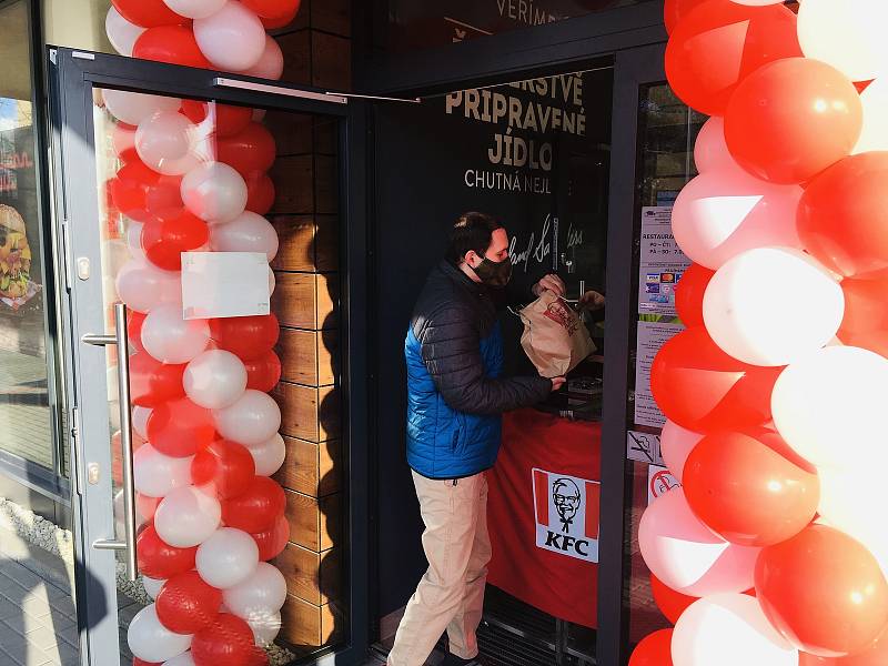 Třetí den provozu nového karvinského KFC. Prázdno u okének nebývá, právě naopak.