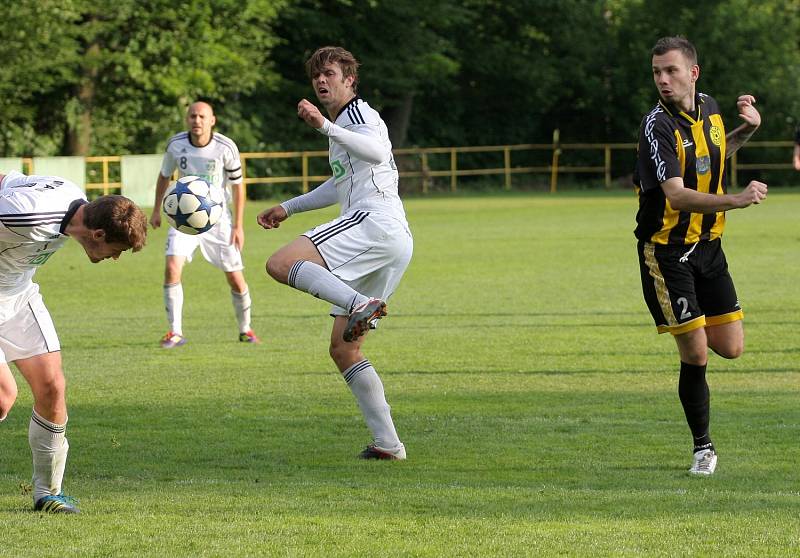 Fotbalové derby mezi Českým Těšínem a Karvinou B (v bílém) bylo vyhrocené.