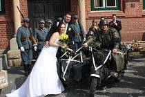 V Bohumíně se v sobotu konala svatba, při které asistovali vojáci.  Byli to kamarádi ženicha, který je milovníkem vojenské historie. 