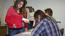 Studenti orlovského gymnázia si vyzkoušeli nanečisto prezidentské volby. 