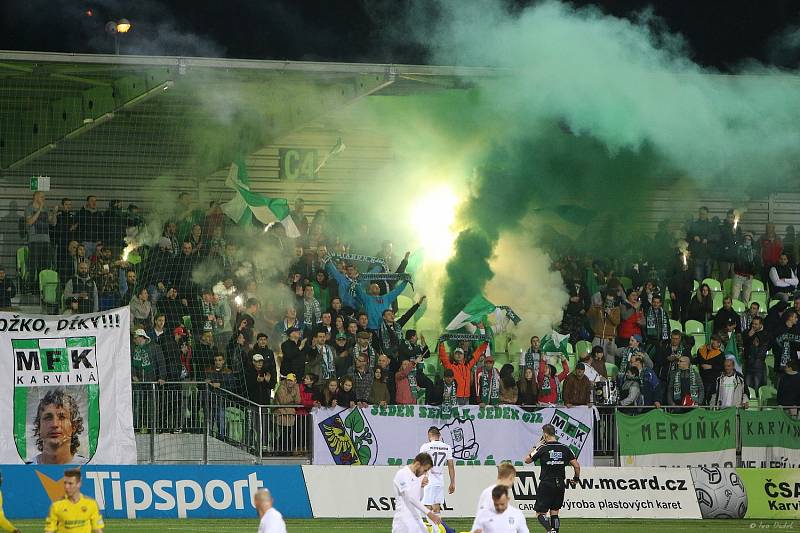 V posledním utkání 19. kola nejvyšší fotbalové soutěže porazili Karvinští (v bílém) Zlín 1:0.