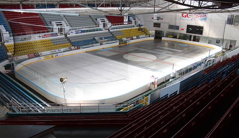 Příprava ledové plochy na zimním stadionu v Havířově.