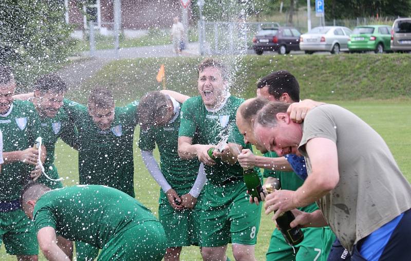 Fotbalisté Datyní (v zeleném) vyhrály nad Dobrou a mohli začít slavit postup do krajského přeboru.