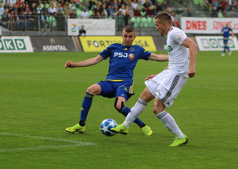 Karvinští fotbalisté (v bílém) hráli první zápas baráže s Jihlavou doma.