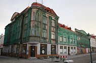Redakce Deníku mohla nahlédnout do útrob tří chátrajících historických domů na Masarykově náměstí v Karviné. Město je od letoška majitelem domů a chystá jejich rekonstrukci.