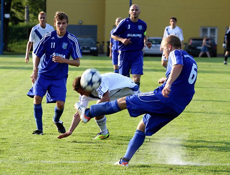 Sobotní fotbalové odpoledne v Petrovicích. V poháru postoupil Frýdek (v bílém).