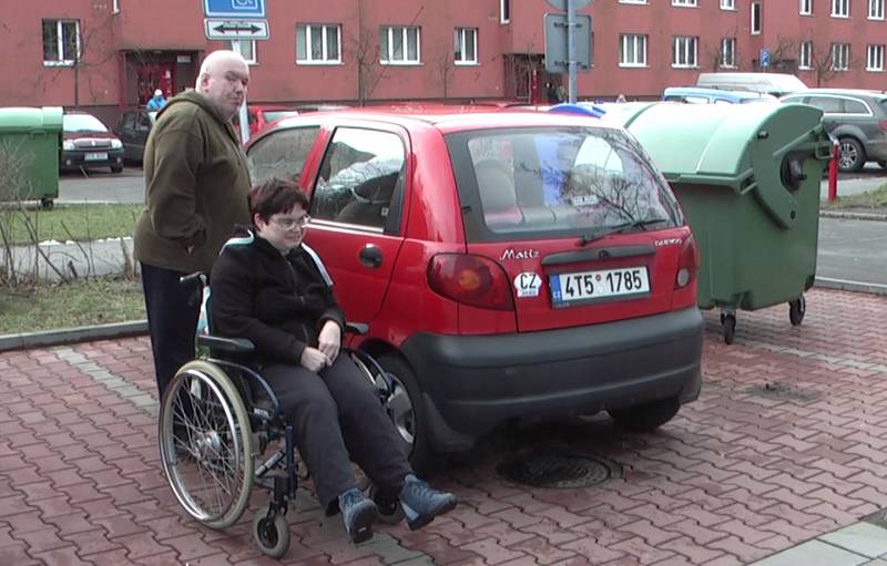 O hodinové pauze musí všichni klienti budovu úřadu práce opustit. 