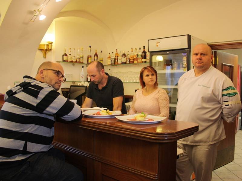 Natáčení pořadu Ano, šéfe! na zámku v Havířově. Zleva Zdeněk Pohlreich, David Ondráček, Darja Tomaniecová a šéfkuchař David Wisniowski.