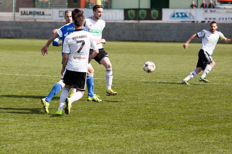 Z utkání Karviná (v bílém) - Vlašim 2:0.