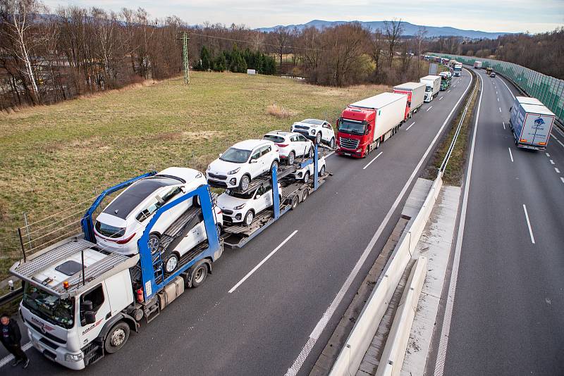 Kolona kamionů na hraničním přechodu mezi Českou republikou a Polskem. Ilustrační foto.