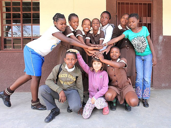 Dcera Libuše Petrové Klaudie s dětmi ze sirotčince během jejich cesty za poznáním kultury a přírody Jihoafrické republiky. 