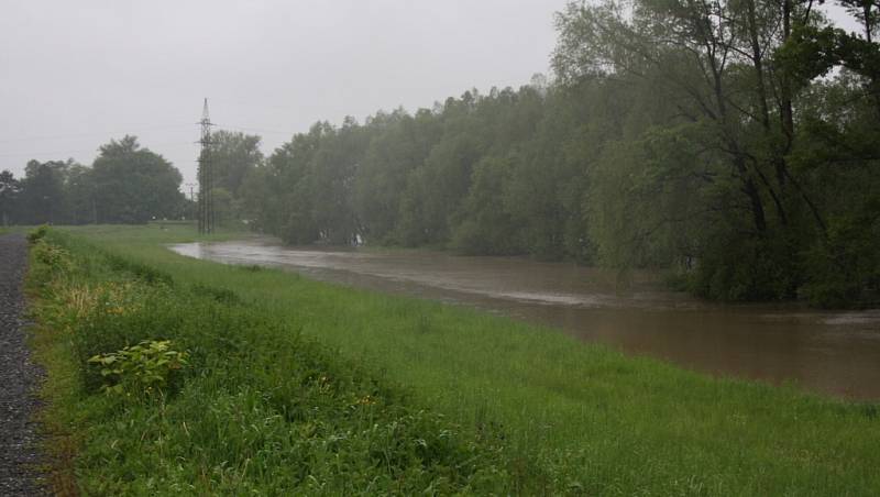 Rozvodněná řeka Olše v Karviné. 