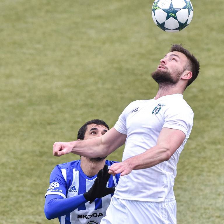 Karvinští fotbalisté (v bílém) remizovali doma s Mladou Boleslaví 1:1.