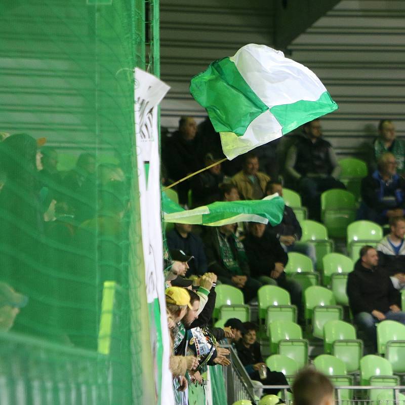 V posledním utkání 19. kola nejvyšší fotbalové soutěže porazili Karvinští (v bílém) Zlín 1:0.