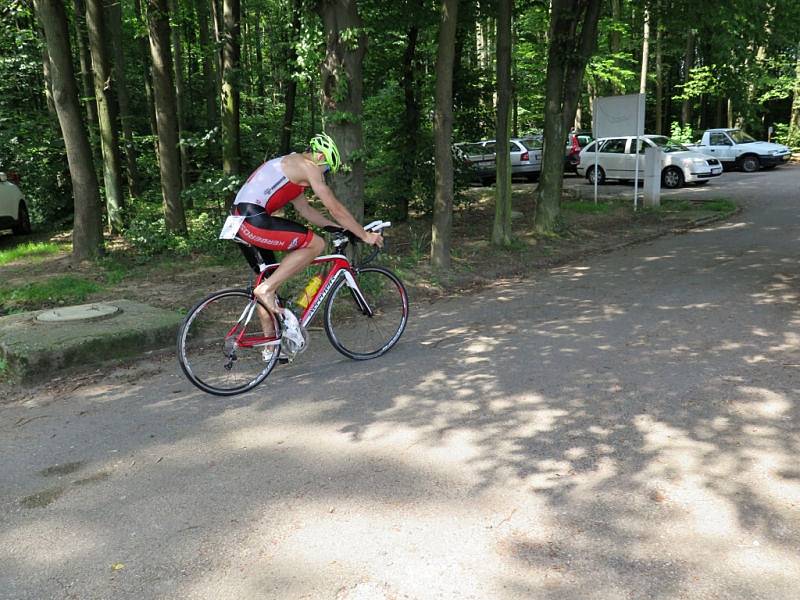 Na start 7. ročníku Albrechtického sprint triatlonu se v sobotu za krásného slunečného počasí postavilo 53 závodníků z toho 9 žen.