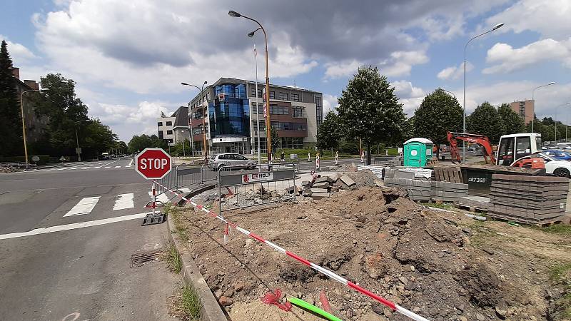 Centrum Havířova je momentálně plné stavebních strojů a dělníků. Opravuje se několik páteřních komunikaci najednou a k tomu ještě nefungují některé semafory na křižovatkách.