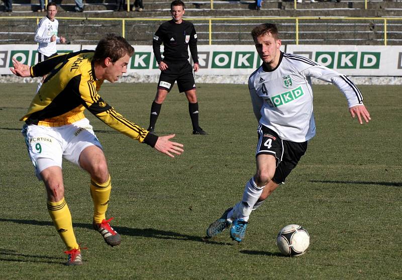 Fotbalisté Karviné (v bílém) remizovali doma s Bohemkou 0:0.