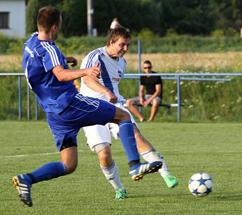 Sobotní fotbalové odpoledne v Petrovicích. V poháru postoupil Frýdek (v bílém).