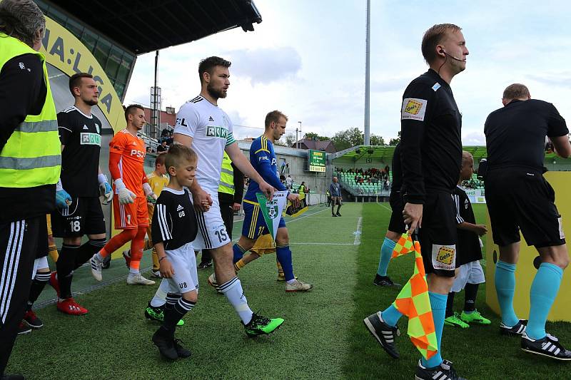 Karvinští fotbalisté (v bílém) hráli první zápas baráže s Jihlavou doma.