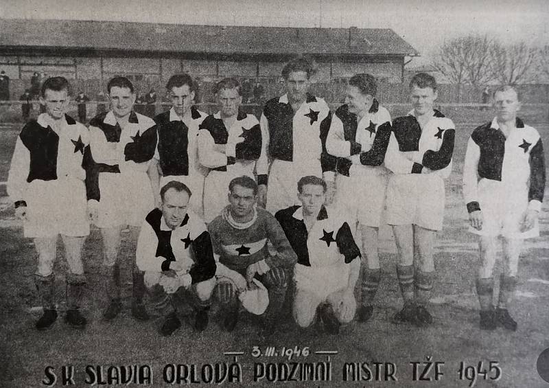 Slavia Orlová v roce 1946. Zleva nahoře: E. Lichý, Fr. Komender, V. Šnapek, K. Šnapek, E. Dittrich, B. Novák, D. Kolder, L. Šnapek. Dole: O. Piprek, V. Vronka, B. Sobol.