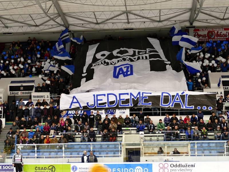 Pohled na střídačku a tribuny havířovského zimního stadionu