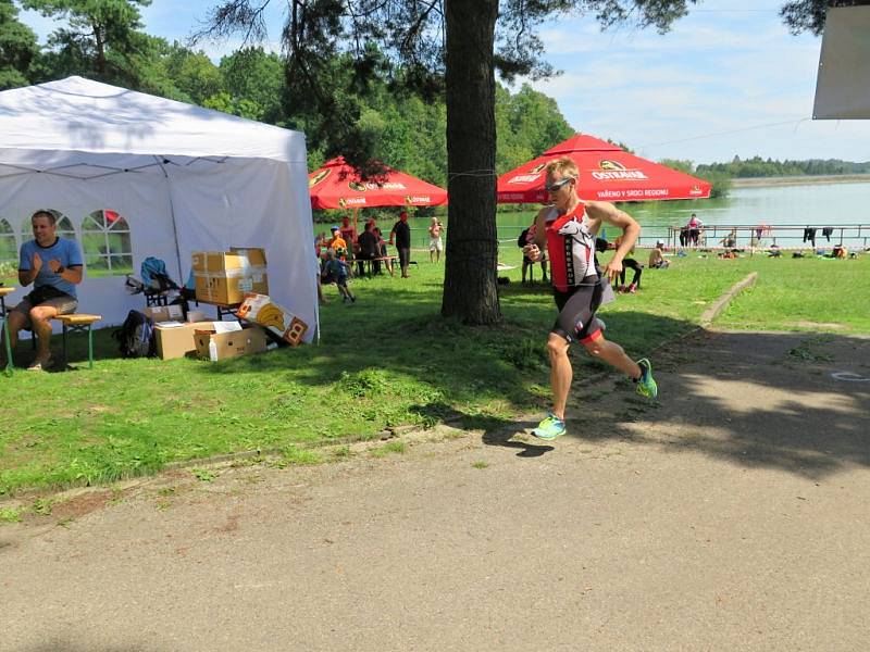 Na start 7. ročníku Albrechtického sprint triatlonu se v sobotu za krásného slunečného počasí postavilo 53 závodníků z toho 9 žen.