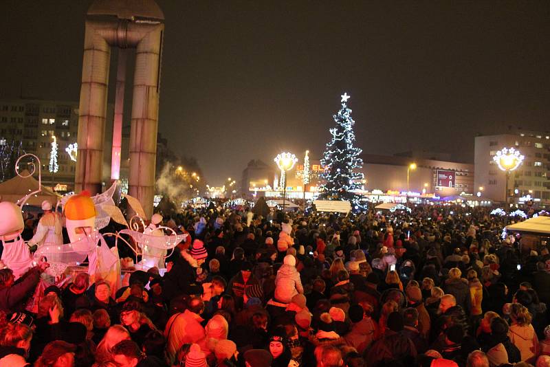 Vánoční strom v Havířově v sobotu rozsvítila slovenská skupina No Name. Podívanou byl i ohňostroj.