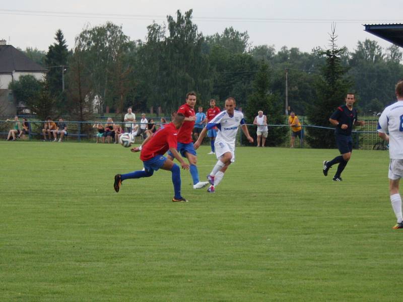 Petrovice (v bílém) podlehly v poháru Vítkovicím 0:1.