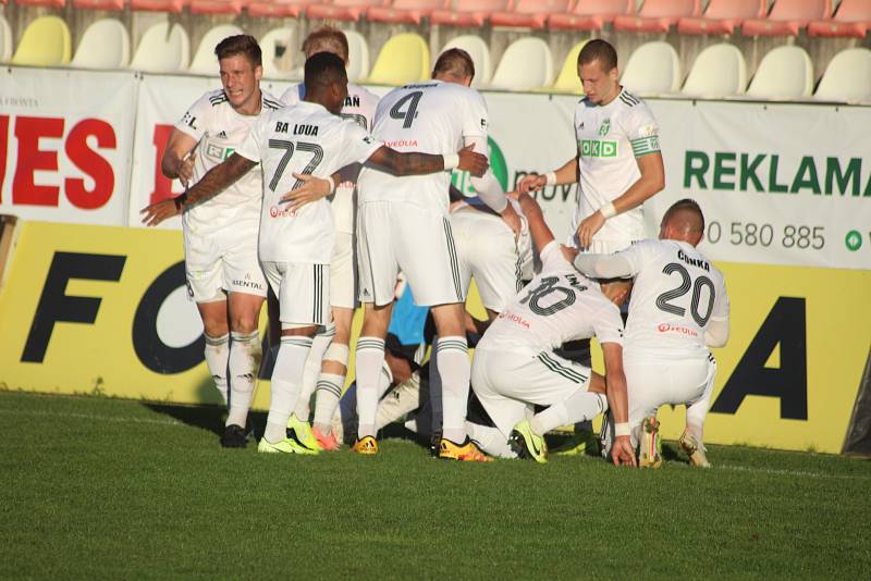 Karvinští fotbalisté (v bílém) vyhráli v Příbrami 2:0.