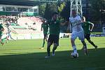 Karvinští fotbalisté (v bílém) vyhráli v Příbrami 2:0.